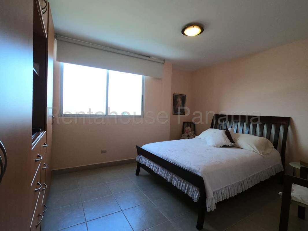 Second bedroom with large window and built-in wardrobe PH Green Bay Costa del Este Panama