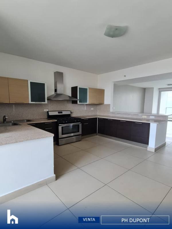 Luxury master bathroom with bathtub, shower and double vanity in PH Dupont Punta Pacifica