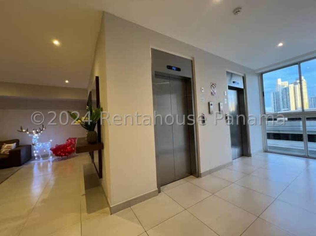 Infinity rooftop pool overlooking Panama City skyline in PH Cresta View Bella Vista