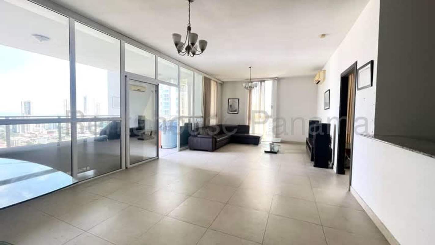 Large terrace with jacuzzi and skyline view in PH Quadrat San Francisco Panama