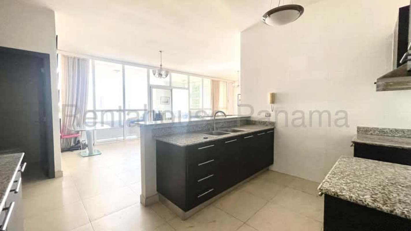 Bedroom with large window and built-in closet PH Quadrat San Francisco Panama