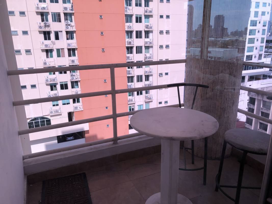 Green accent bedroom with ceiling fan, AC and window view at PH Torres de San Francisco Panama City