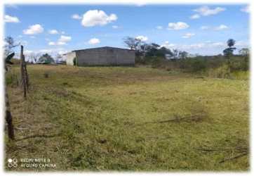 Open grassy rural farmland with simple storage building Peñas Chatas Ocú