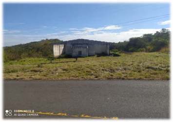 Concrete rural building with open fields in Peñas Chatas, Ocú, Panama