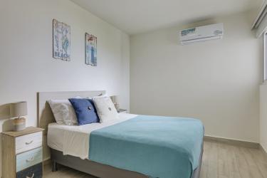 Bright second bedroom with large windows and built-in closet PH Solares del Mar Punta Chame