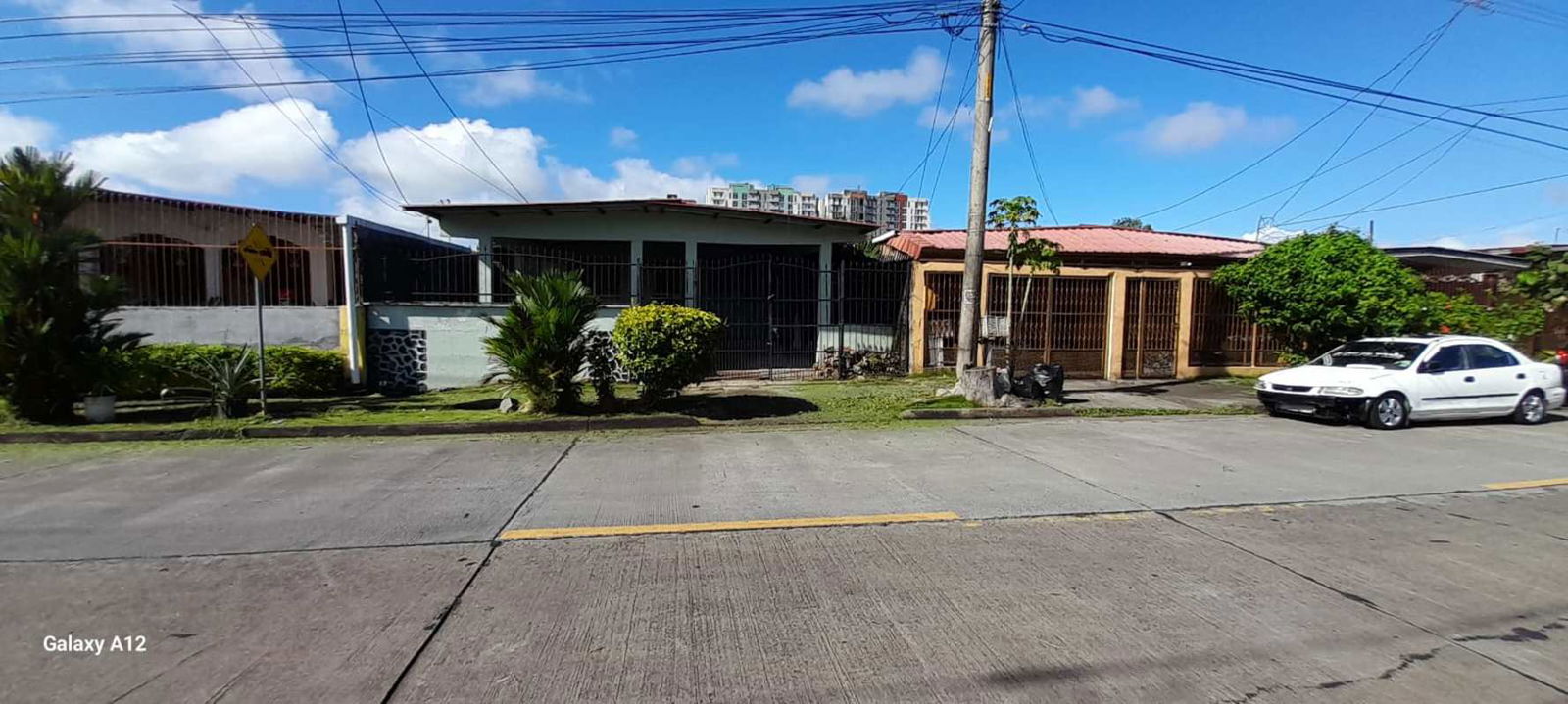 Single-family home front garden and gated fence Don Bosco Juan Díaz