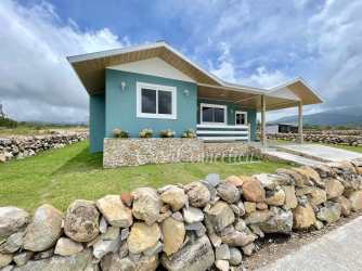 Bright living room furnished with views to garden in Alto Boquete house for rent Panama