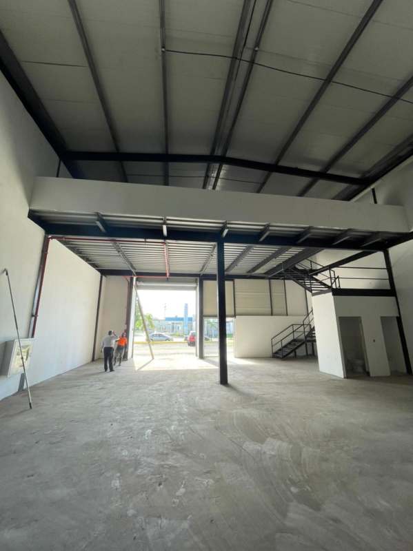 Spacious storage area with mezzanine and electric roller door at Panama Distribution Center warehouse