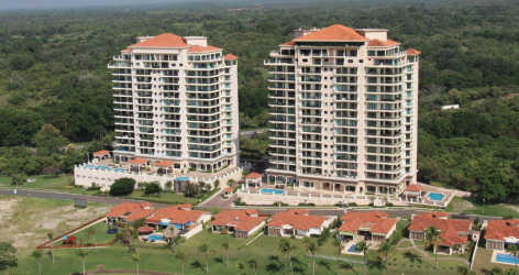 Resort-style infinity swimming pool facing ocean in Las Olas Vista Mar Beach Resort Panama