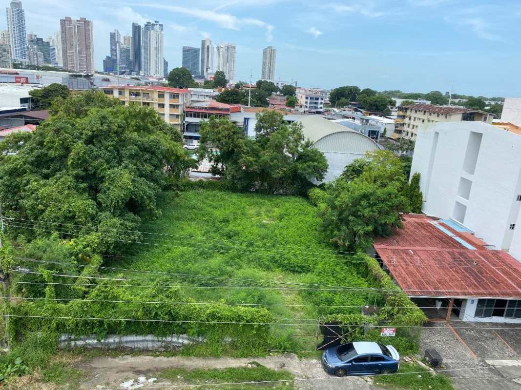 Vacant green 1000m2 lot surrounded by city buildings, ready for mixed-use development Vía Cincuentenario Panama