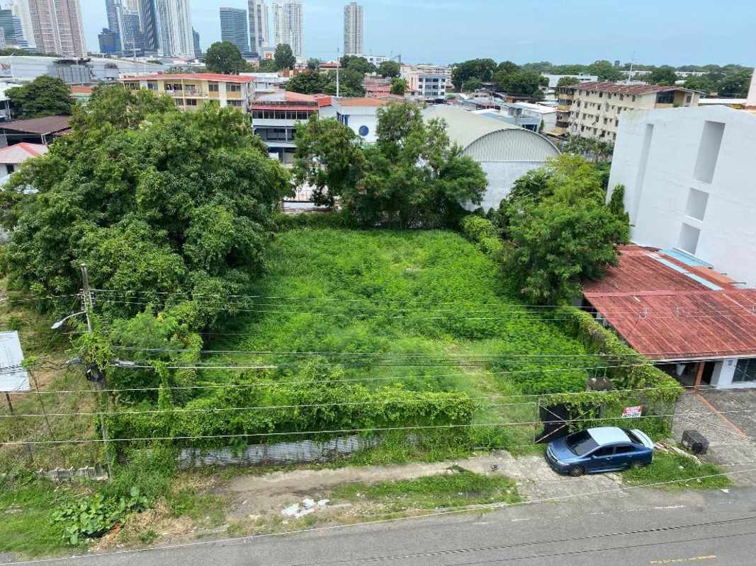 Vacant fenced 1000m2 plot with vegetation and rooftop views, prime for residential-commercial project Panama City