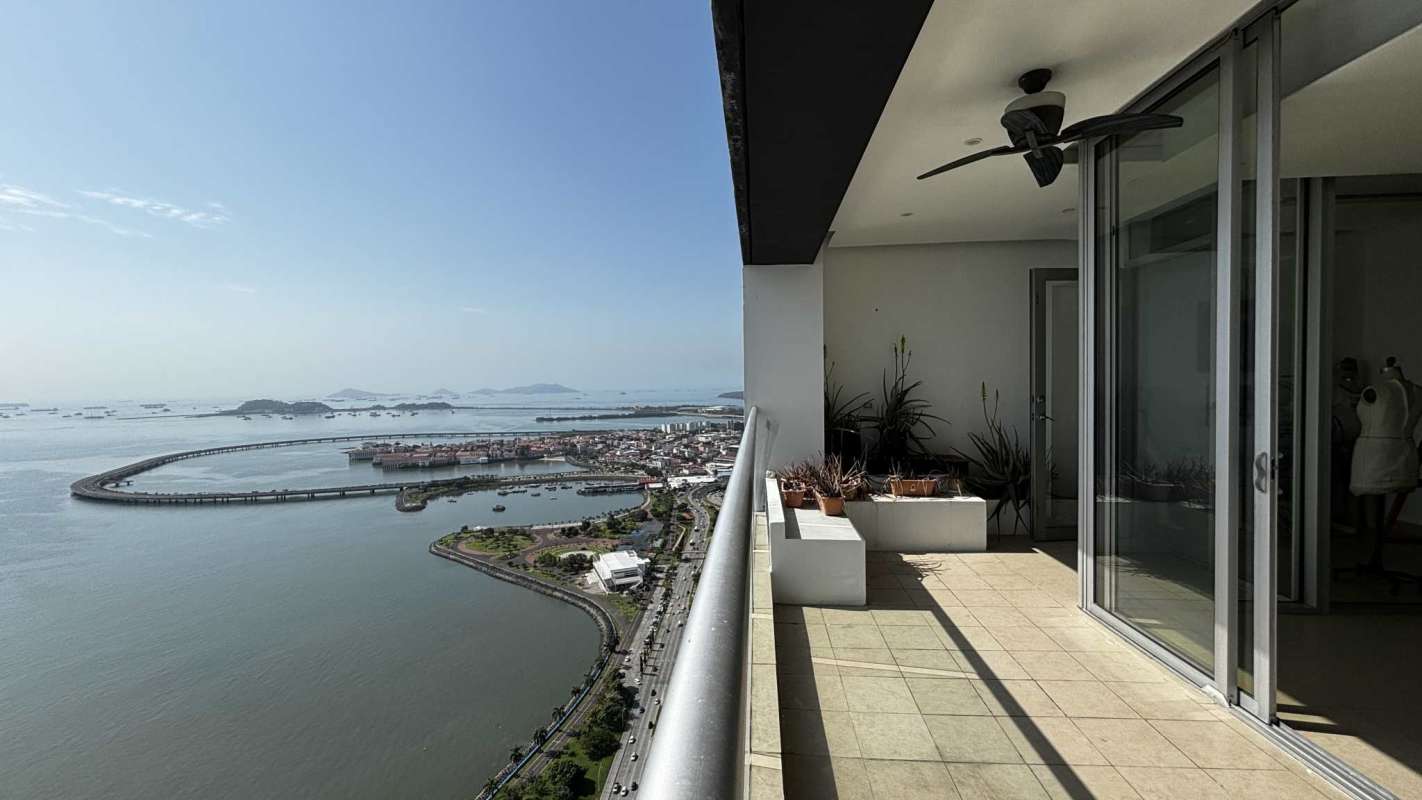 Luxury master bedroom with private balcony and sea view PH Rivage Panama City