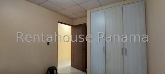 Bedroom with built-in closet tile flooring Panama Oeste rental