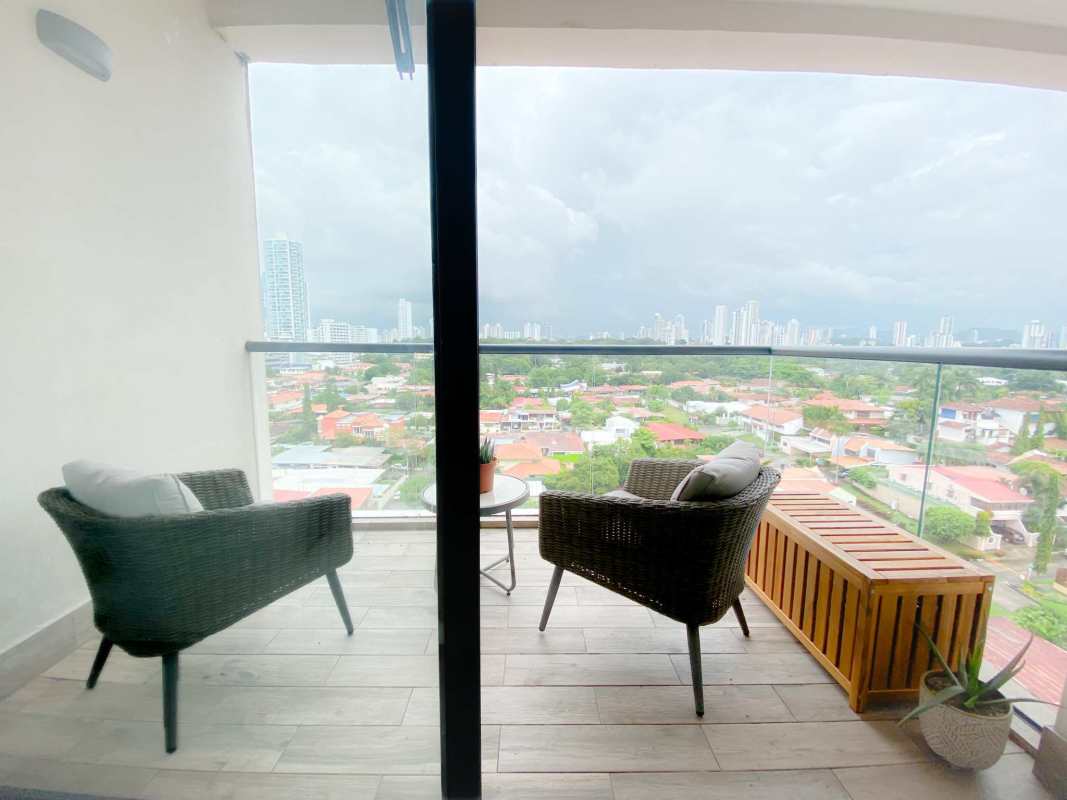 Spacious bedroom with large windows and Parque Omar views at PH Coco Place Panama City