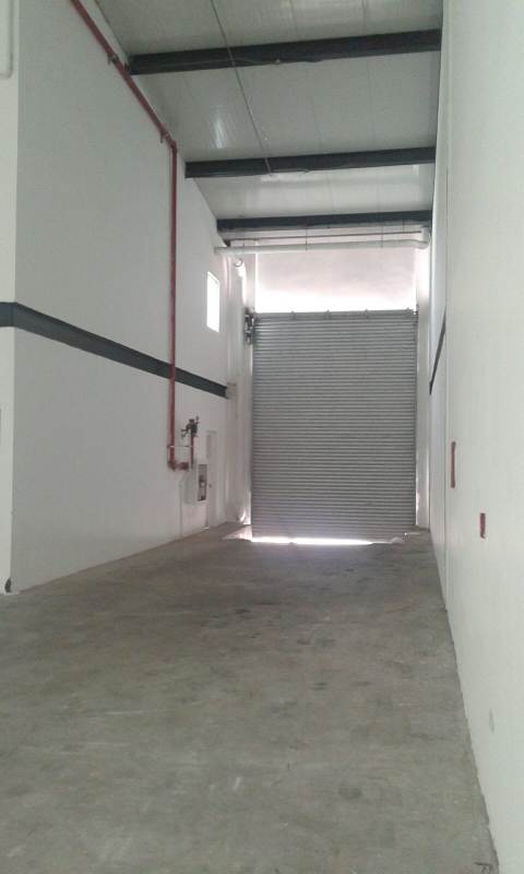Warehouse space with integrated office windows in OfiBodega Panamá 21 Tocumen
