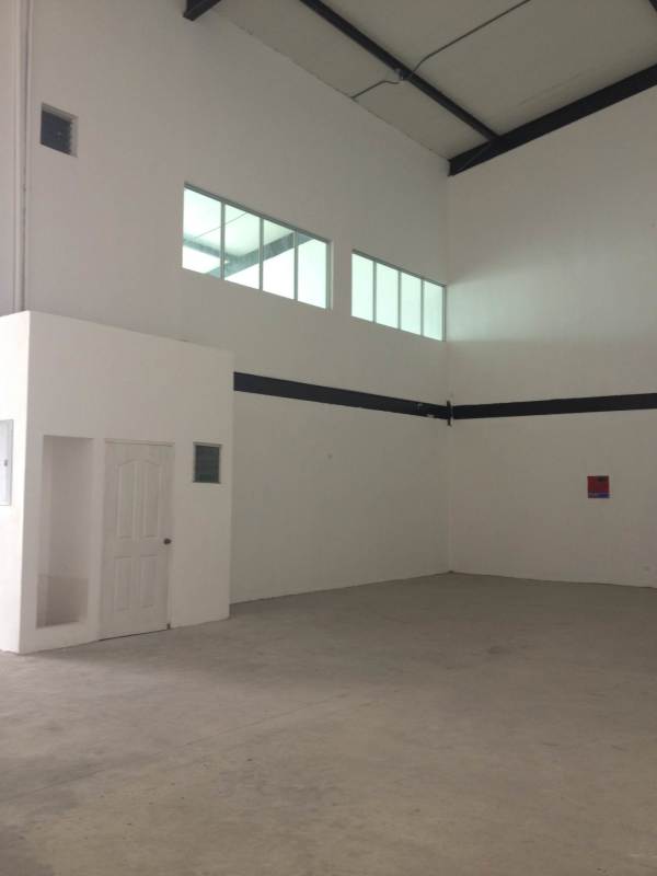 Warehouse interior with loading bay, high ceiling, and wide entrance in Tocumen Panama