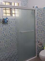 Contemporary bathroom with frosted glass shower and patterned walls Los Lirios Panama