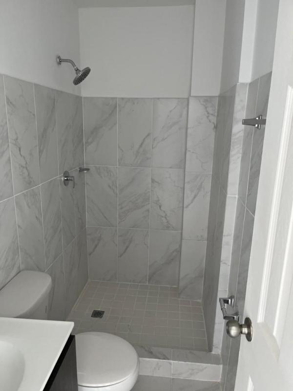 Contemporary bathroom with vanity, marble tiles and walk-in shower PH Mystic Gates Panama City
