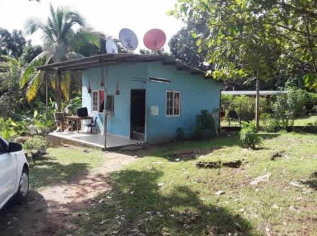 Yard space with small house, satellite dishes and garden Las Margaritas San Miguelito