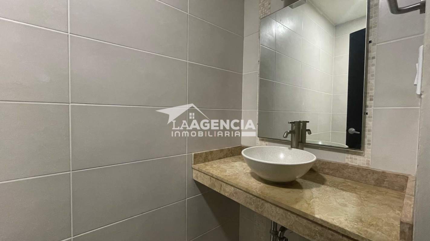 Master bedroom with ensuite bath and walk-in closet in Embassy Club Clayton townhouse for sale