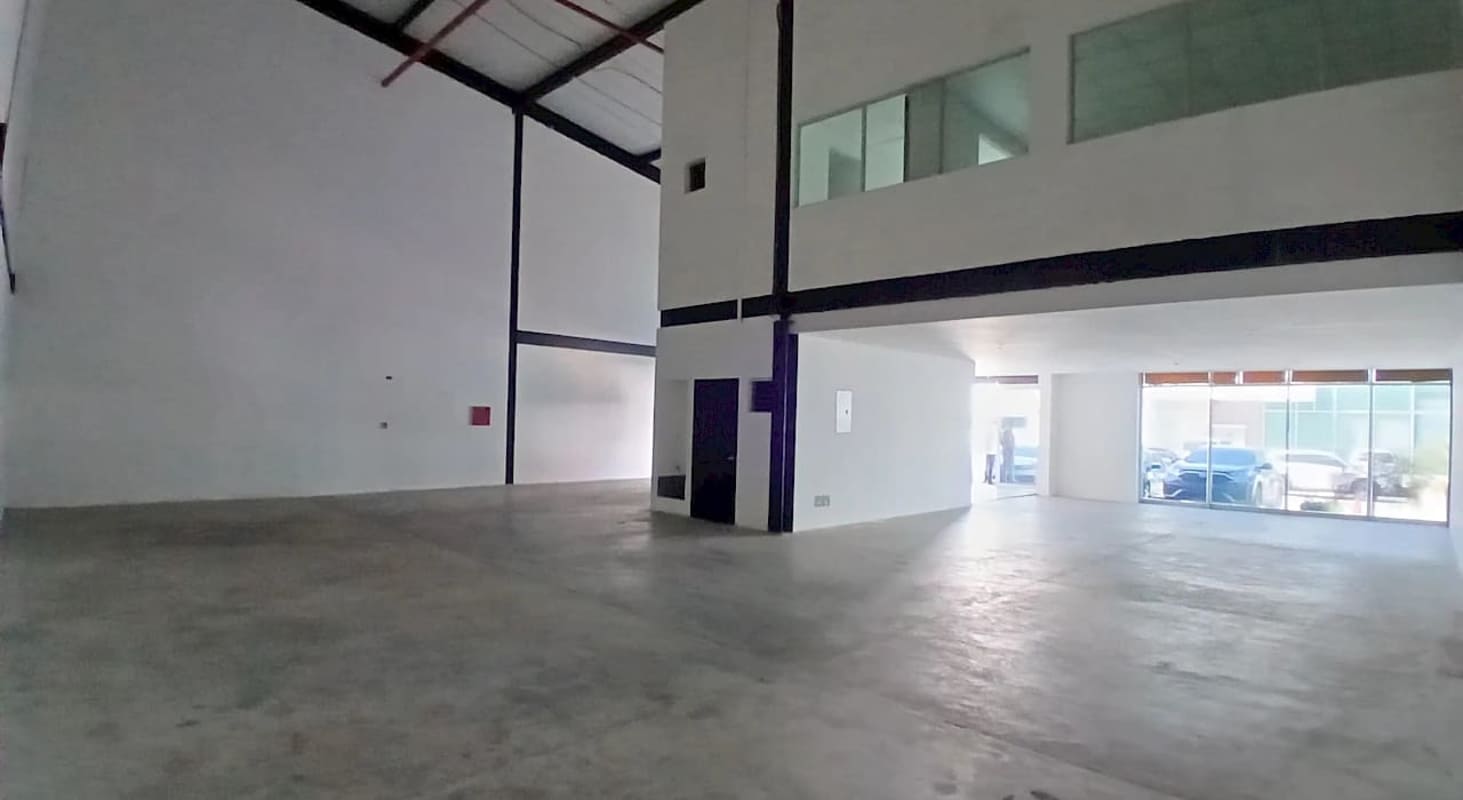 Open plan warehouse with tall ceilings and industrial lighting in Las Mañanitas