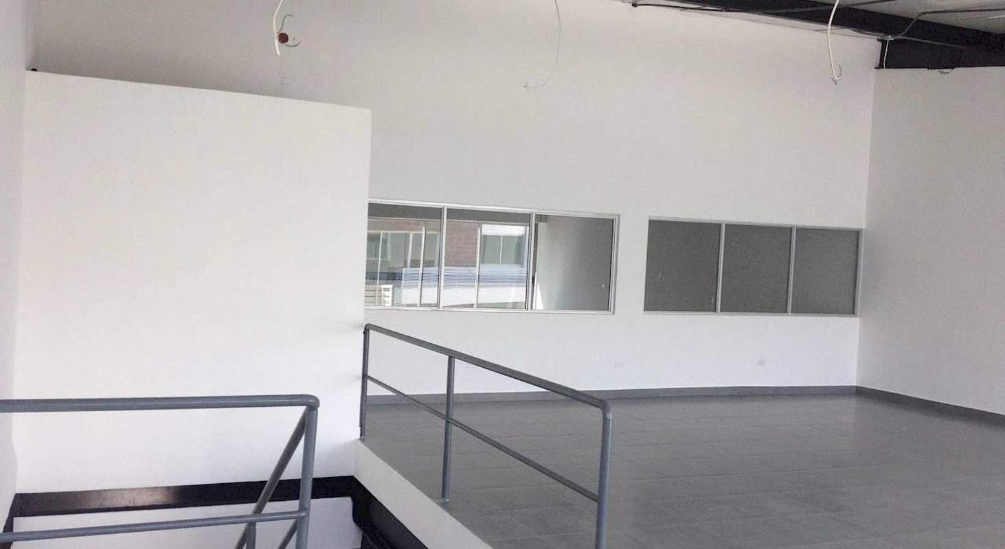 Office mezzanine inside warehouse with open railing and tiled floor Ofibodega Panama 20