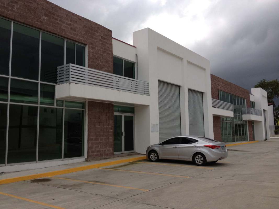 Warehouse with high ceilings, mezzanine floor, exposed beams and wide open area in Ofibodega Panamá 20 Panama City