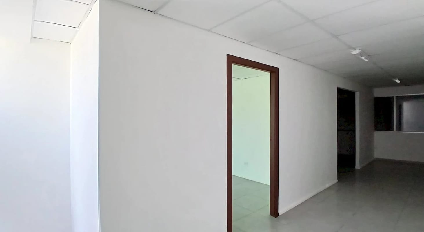 Gated access with control booth and signage for Ofibodega Panama 20 Las Mañanitas