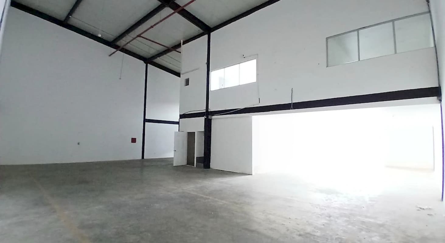 Double-height empty warehouse with mezzanine and concrete floor inside Ofibodega Panama 20 Panama City