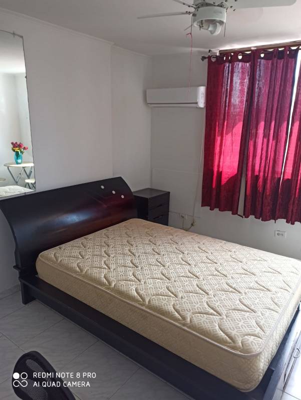 Studio bedroom with split AC, ceiling fan, window and curtains Edificio La Cresta Panama