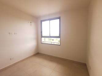Bright bedroom with large window and ceramic tile in PH Parterre Panama Pacifico