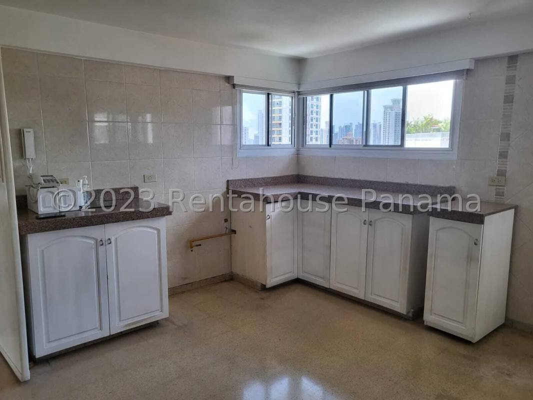 Secure lobby entry with sitting area and elevator in PH Bellavista Panama City