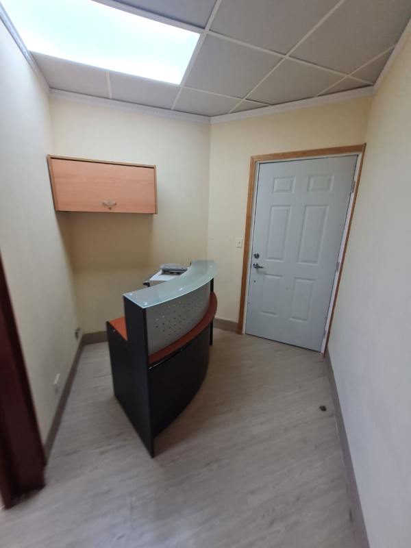 Medical examination office with large window in Consutorios Médicos San Fernando Panama