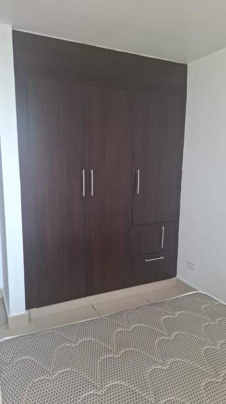 Bedroom with tile floors, AC, built-in closet in PH Kings Park Condado del Rey Panama