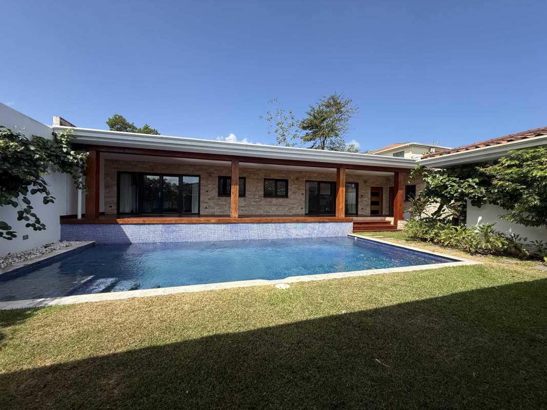 Elegant entrance modern house Club de Golf Cerro Viento Panama City real estate