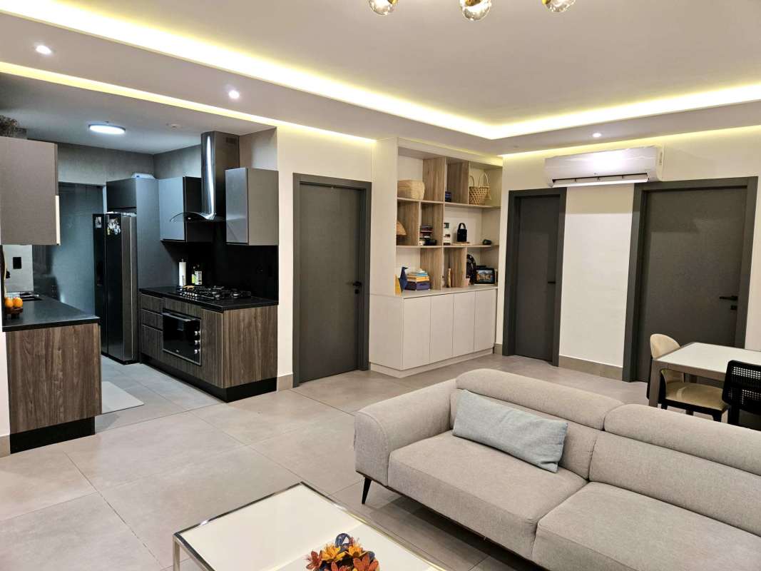 Spacious brightly lit living room in PH Victory Sport with wide windows