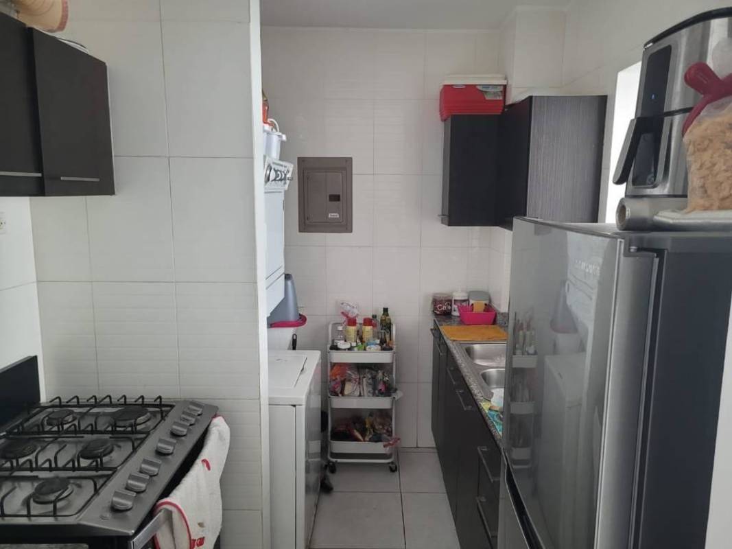 Elegant double height lobby with large glass panels and modern furniture PH Vivendi Edison Park Panama