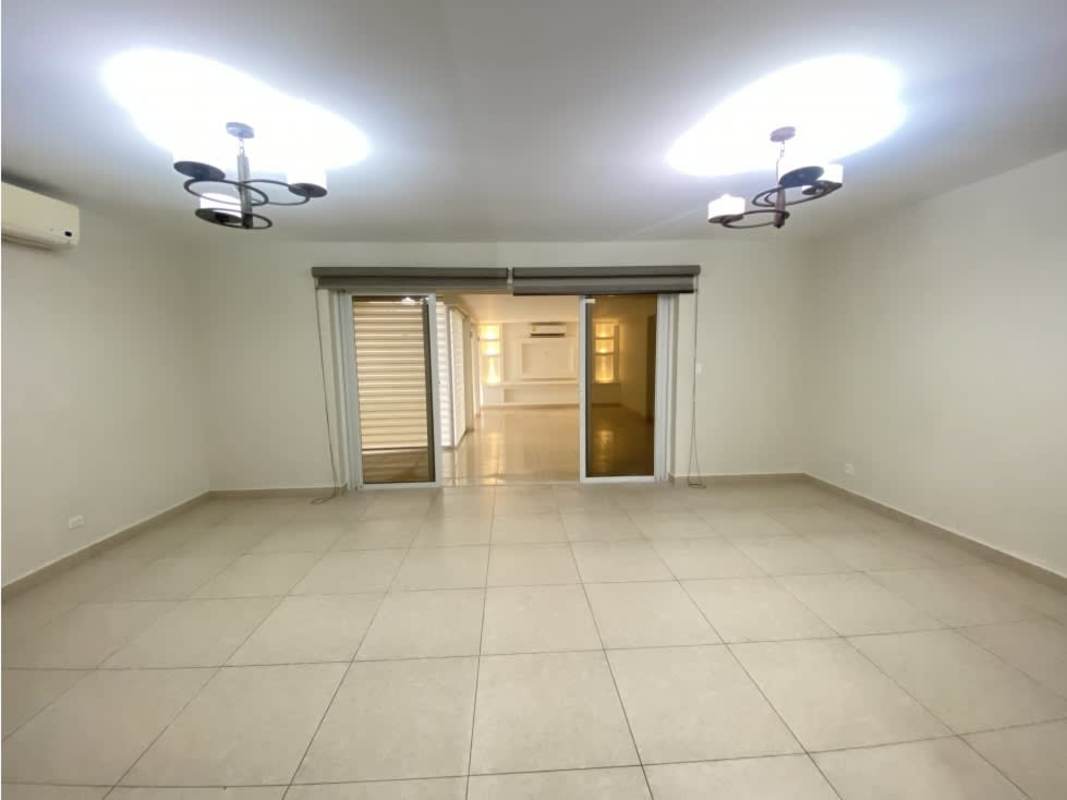 Spacious backyard garden and terrace for barbecue in Juan Díaz Panama