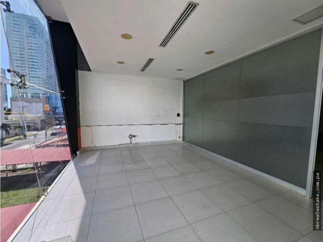 Large clear window wall for displays at Midtown Plaza San Francisco Panama