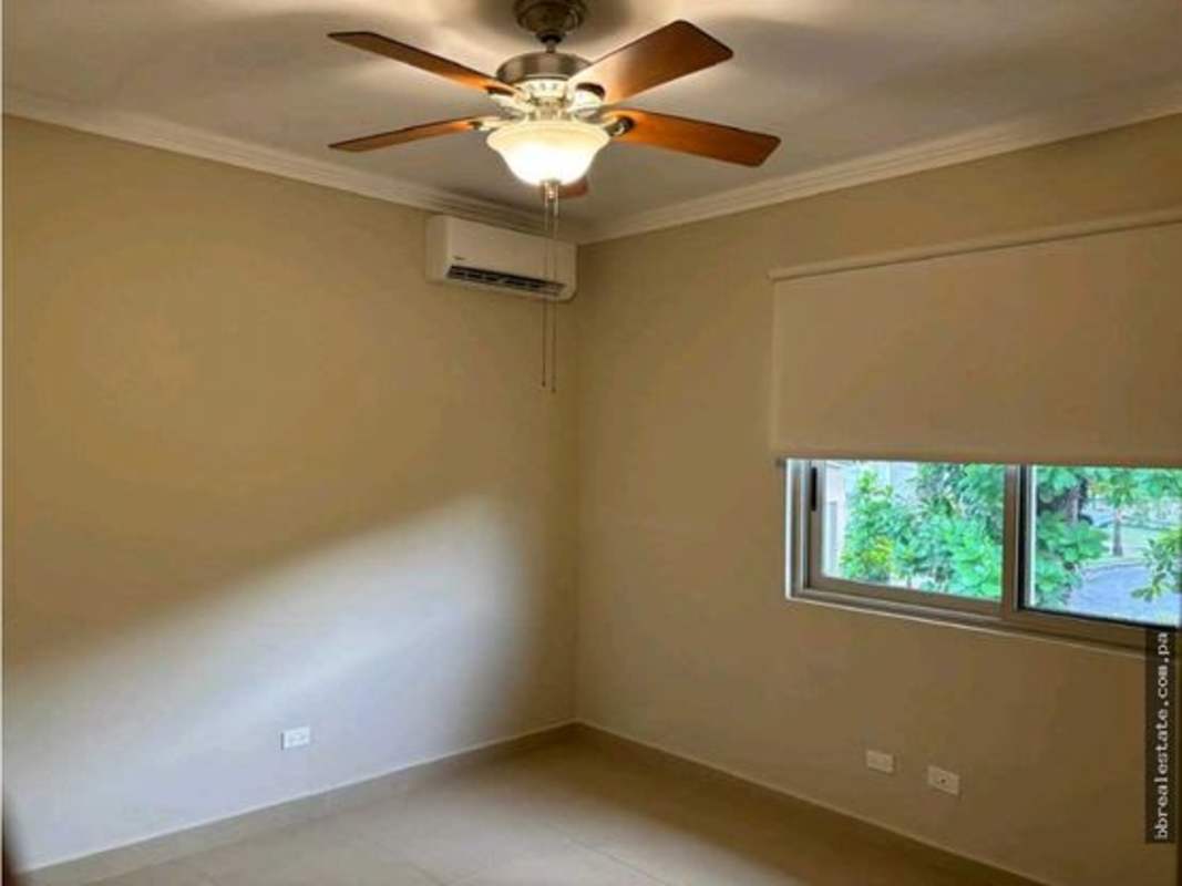 Bedroom with walk-in closet, split AC, tiled floors PH Embassy Gardens Clayton Panama