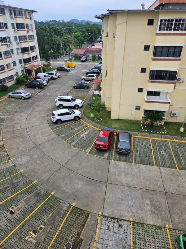 Kitchen granite countertop black cabinets stove refrigerator microwave PH Parques del Este Panama