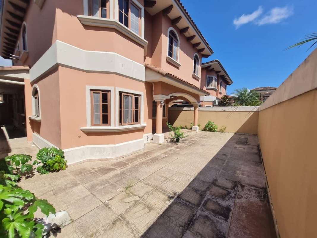 Spacious kitchen granite countertop wood cabinets bay window PH El Doral Costa Sur Panama