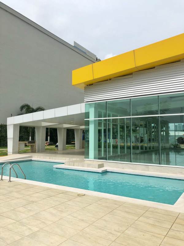 Multiple swimming pools, modern architecture, recreational facilities in PH Kings Park Condado del Rey