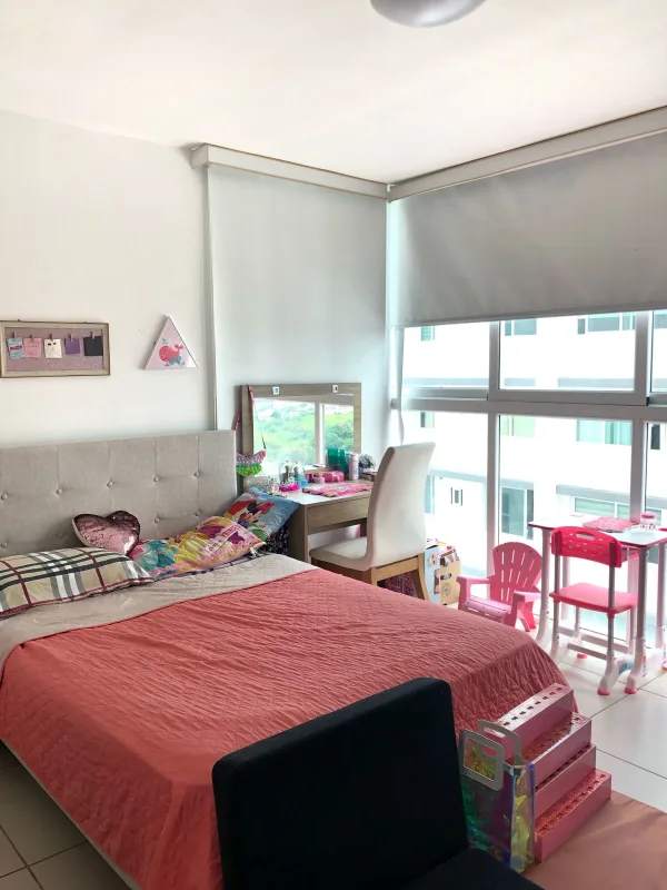 Bright bedroom with large windows, roller shades, neutral tones in Kings Park Condado del Rey