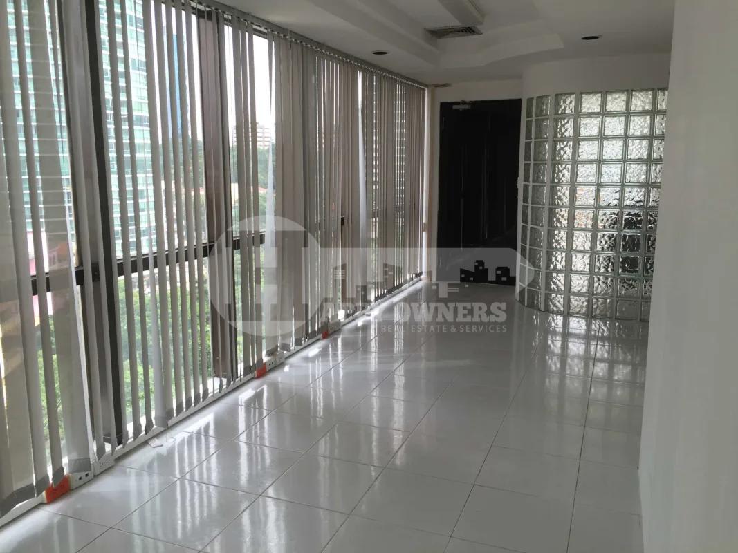 Spacious unfurnished office room with floor-to-ceiling windows panoramic view Torre BAC Panama