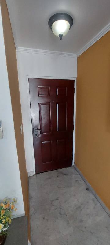 Contemporary bathroom with glass-enclosed shower in Vista Tower apartment Obarrio