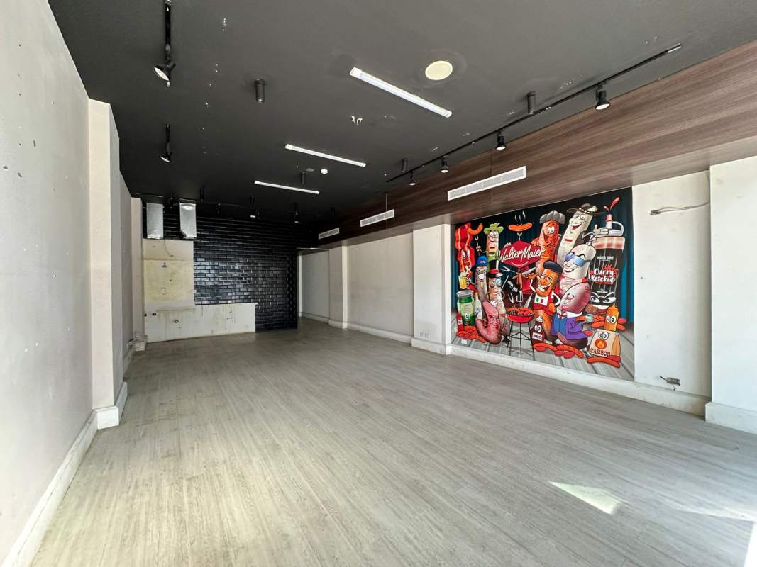 Decorated interior wall of commercial space in Plaza 66 San Francisco Costa del Este