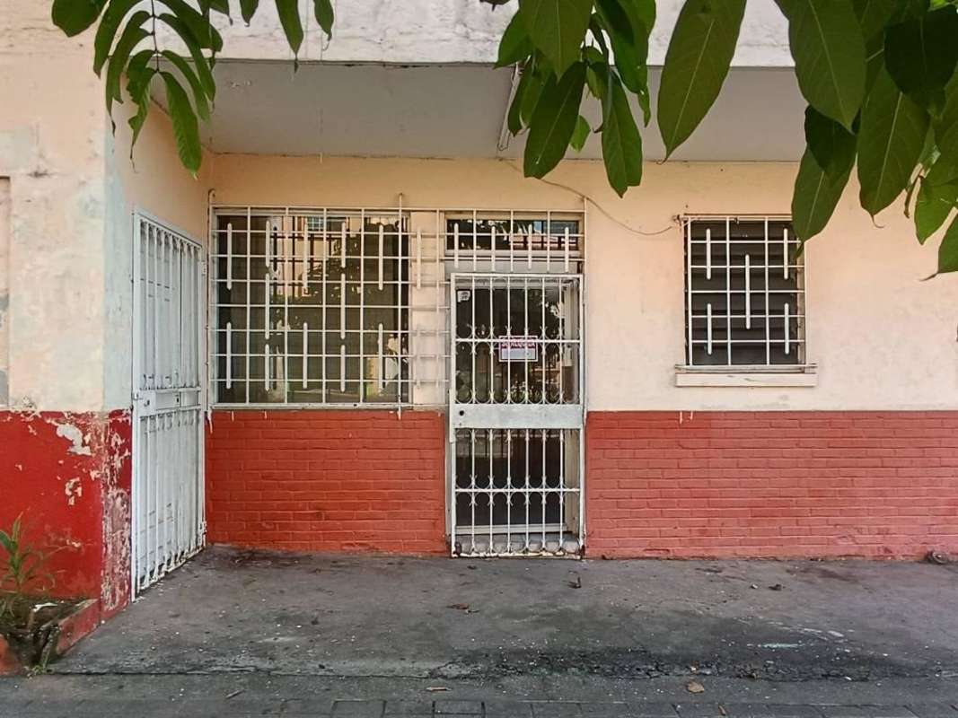 Interior view of 47m2 commercial unit with two-door access Calidonia Panama City