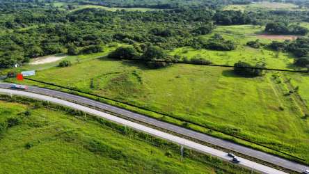 Extensive land plot with paved highway access surrounded by countryside in Anton Coclé Panama