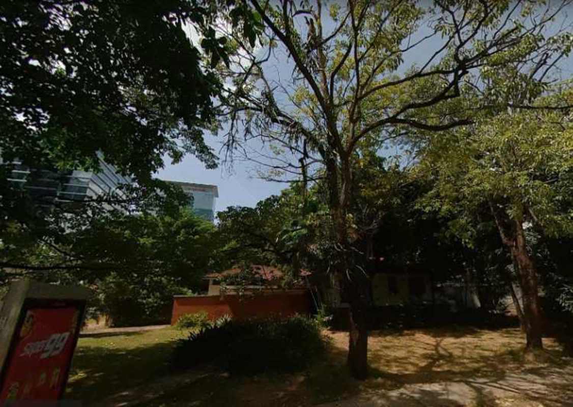 Traditional urban property with garden and trees on corner lot Panama City Obarrio for sale
